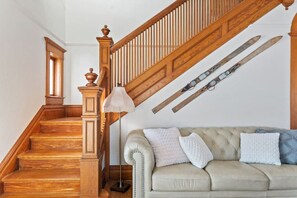 TV - Downtown Victorian - 5 King Beds (Spearfish)