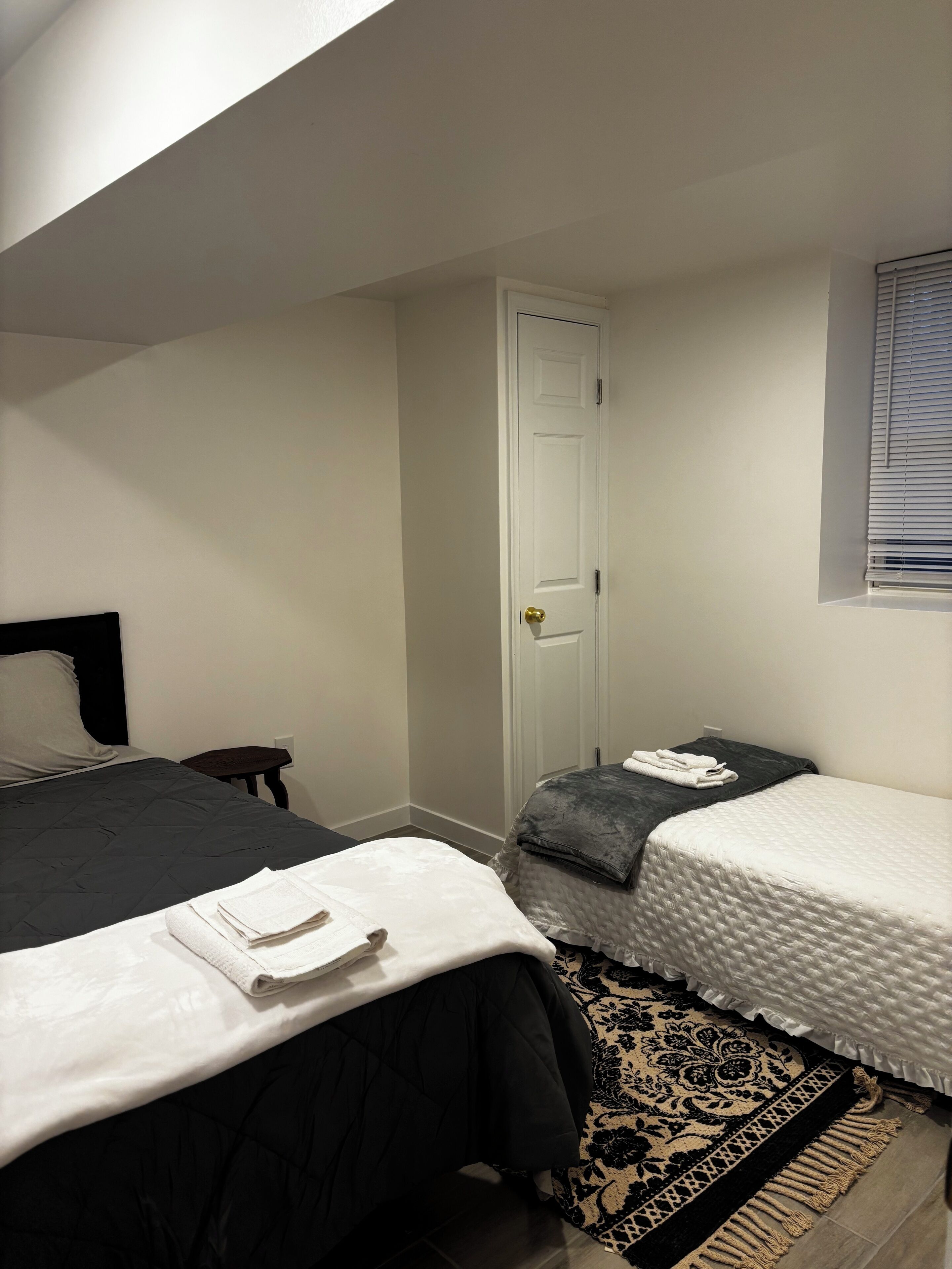 2 bedrooms, desk, iron/ironing board, WiFi