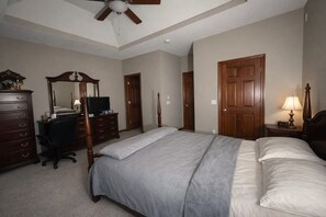 5 bedrooms, bed sheets - 5 Bedroom Pet Friendly Home 10 Minutes from Airport Perfect for World Cup. (Platte City)