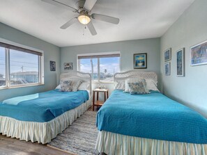 Room - Canal Fishing Retreat - Dock, Sky Deck, Golf Cart (Rockport)