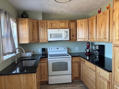 Lovely 3-bedroom house, fully fenced backyard, close to downtown.