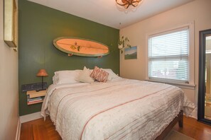 2 bedrooms, Internet, bed sheets - Charming Central Bungalow with Private Backyard Retreat (Vancouver)