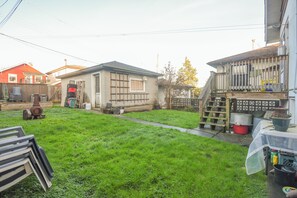 Property grounds - Charming Central Bungalow with Private Backyard Retreat (Vancouver)