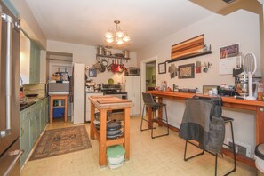 Private kitchen - Charming Central Bungalow with Private Backyard Retreat (Vancouver)