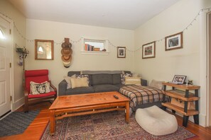 Living area - Charming Central Bungalow with Private Backyard Retreat (Vancouver)