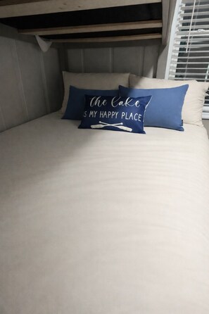 2 bedrooms, free WiFi, bed sheets - No wake zone, flat lot, dock, fire pit, 5 beds, sleeps up to 8 (Jackson)