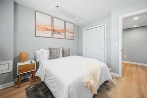 4 bedrooms, iron/ironing board, Internet, bed sheets