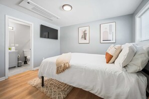 Room - The Quattro-Lux at Charles 4BR / 2BA with "P"+Ldry PVD. Near Providence College (Providence)