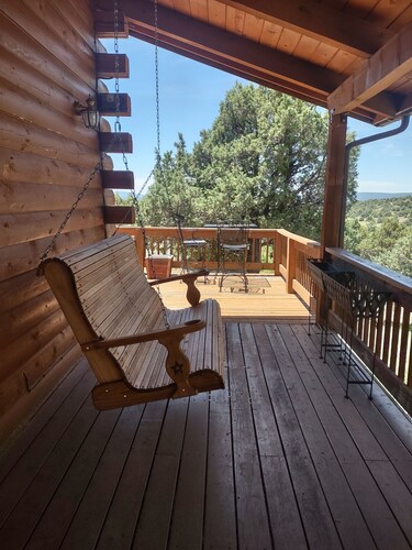 Pet-Friendly Log Cabin: Expansive Mtn Views