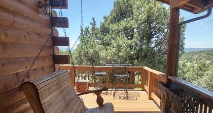 Pet-Friendly Log Cabin: Expansive Mtn Views