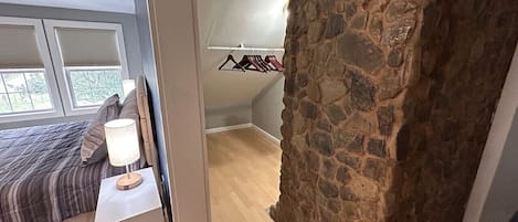 Tabla de planchar con plancha, wifi gratis, ropa de cama