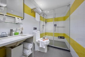 Deluxe Twin Room | Bathroom | Shower, hair dryer, towels, toilet paper
