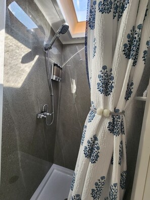 Shower, hair dryer, towels, soap - 12 min to the Everglades Nat. Park & near FL Keys! Cozy RV in Redland w/laundry (Homestead)