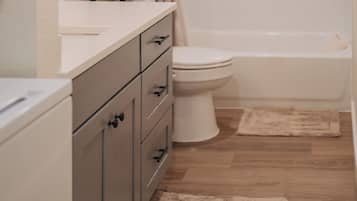 Sèche-cheveux, bidet, serviettes fournies, savon