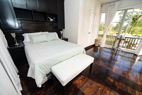 Casa Denver, in the heart of Rio Dulce, Terrace Rooftop BBQ, Wifi, AC