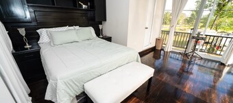 Casa Denver, in the heart of Rio Dulce, Terrace Rooftop BBQ, Wifi, AC