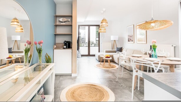 Un intérieur moderne comprenant une cuisine, un coin repas et un espace de vie.