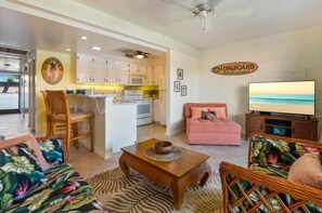 TV - Casa De Emdeko 303 | Ocean View | Central AC (Kailua Kona)