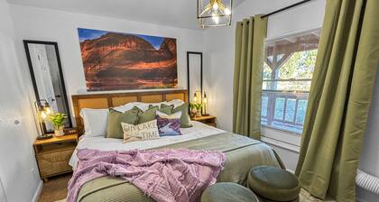Newly Renovated and only 20 min to the Grand Canyon! Sleeps 14
