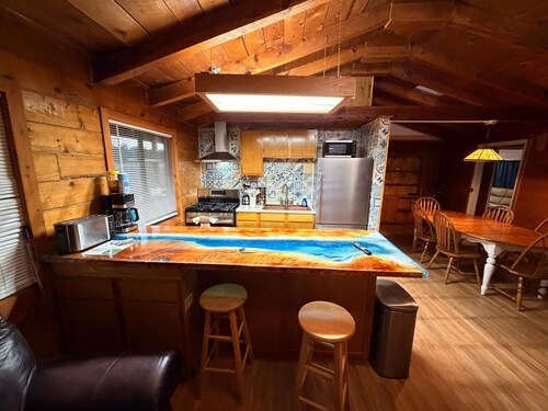 Mountain Runway Lodge Retreat Cozy 3-bedroom cabin