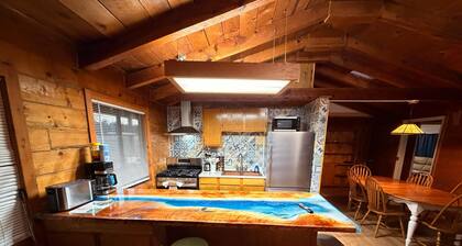 Mountain Runway Lodge Retreat Cozy 3-bedroom cabin