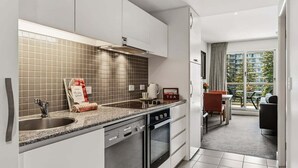 Eine moderne Küche mit integriertem Backofen, einer Kaffeemaschine und einer Tee-Station.