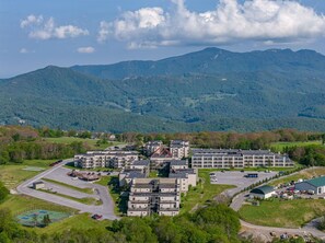 Exterior - Cozy 1-bedroom condo in BEECH MOUNTAIN/Hike/Bike/Pool/Raft/Tennis/Pickleball (Beech Mountain)