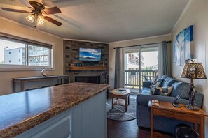 Smart TV, fireplace, video games, ping pong - Cozy 1-bedroom condo in BEECH MOUNTAIN/Hike/Bike/Pool/Raft/Tennis/Pickleball (Beech Mountain)