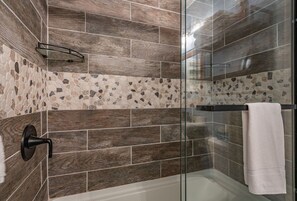 Hair dryer, towels, soap, toilet paper - Cozy 1-bedroom condo in BEECH MOUNTAIN/Hike/Bike/Pool/Raft/Tennis/Pickleball (Beech Mountain)