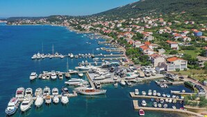 Marina - A 4 apartment with terrace, garden and sea view (Barbat na Rabu)