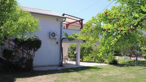 Exterior - A 4 apartment with terrace, garden and sea view (Barbat na Rabu)