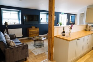 TV, stereo - Snowdon Studio Apartment (Colwyn Bay)