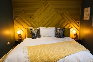 Tabla de planchar con plancha, wifi y ropa de cama 
