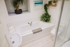 Shower, hair dryer, towels - Snowdon Studio Apartment (Colwyn Bay)