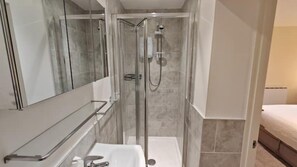 Haartrockner, Handtücher, Seife, Toilettenpapier