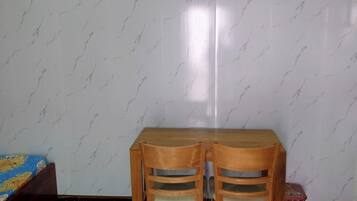 Comfort-dobbeltværelse til 1 person - udsigt til gårdsplads | Spiseområde