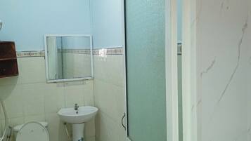 Comfort-dobbeltværelse til 1 person - udsigt til gårdsplads | Badeværelse