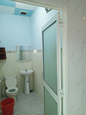 Bathroom - Nha nghi Nguyen Bao  - Tran De Con Dao (Tran De)