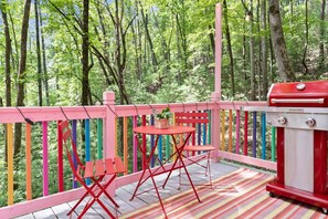 Outdoor dining - Color Me Cozy A-Frame - Stylish North Georgia Cabin Near Helen (Cleveland)