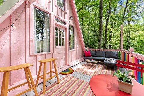 Color Me Cozy A-Frame - Stylish North Georgia Cabin Near Helen