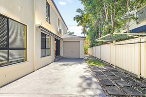 Property grounds - Coastal Holiday Home - Bradford 10 (Labrador)