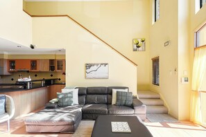 Living area - Coastal Holiday Home - Bradford 10 (Labrador)