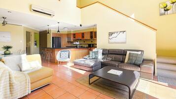 House, 4 Bedrooms, Balcony | Living area
