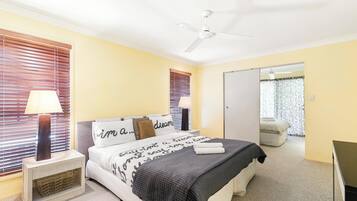 Rumah, 4 kamar tidur, balkon