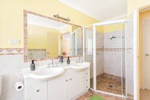 Bathroom - Coastal Holiday Home - Bradford 10 (Labrador)