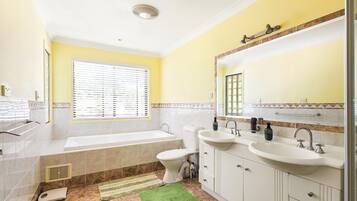 Rumah, 4 kamar tidur, balkon | Kamar mandi