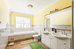 Rumah, 4 kamar tidur, balkon | Kamar mandi