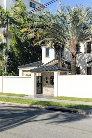Exterior - Coastal Holiday Home - Bradford 10 (Labrador)