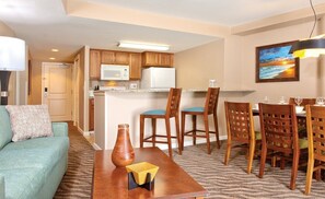 Living area - Spacious 2-BR/2-bath suite with full kitchen & living room, minutes from beach (Honolulu)