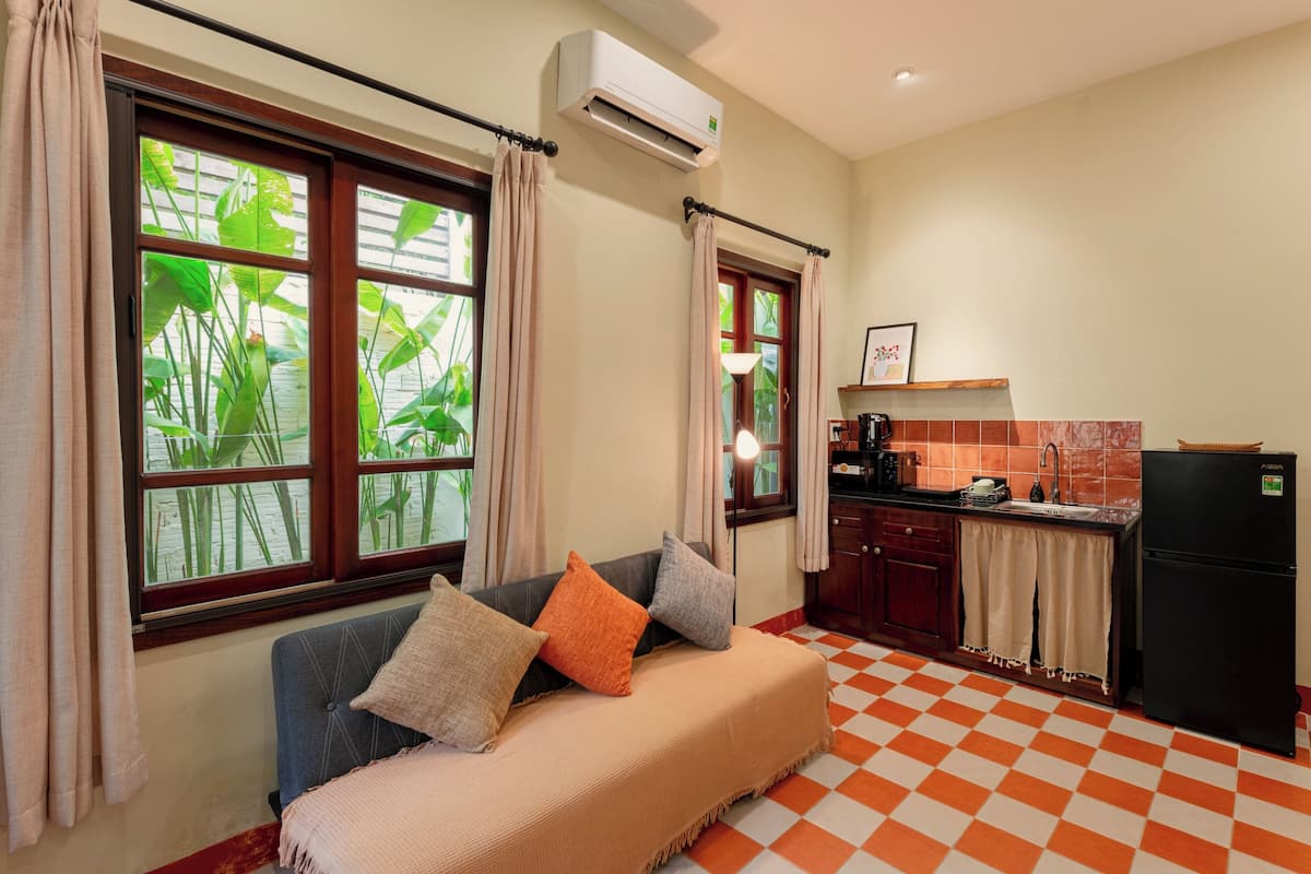 Comfort Studio, Garden View | Living area | Flat-screen TV